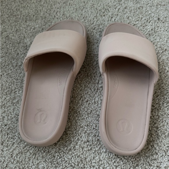 Women's Lululemon Restfeel Slide Size: 7 - Picture 2 of 4